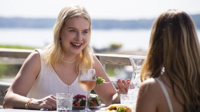 Ravintolan henkilökunta tiskin takana