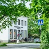 Ravintolarakennus Mathildedalin kyläraitilla.