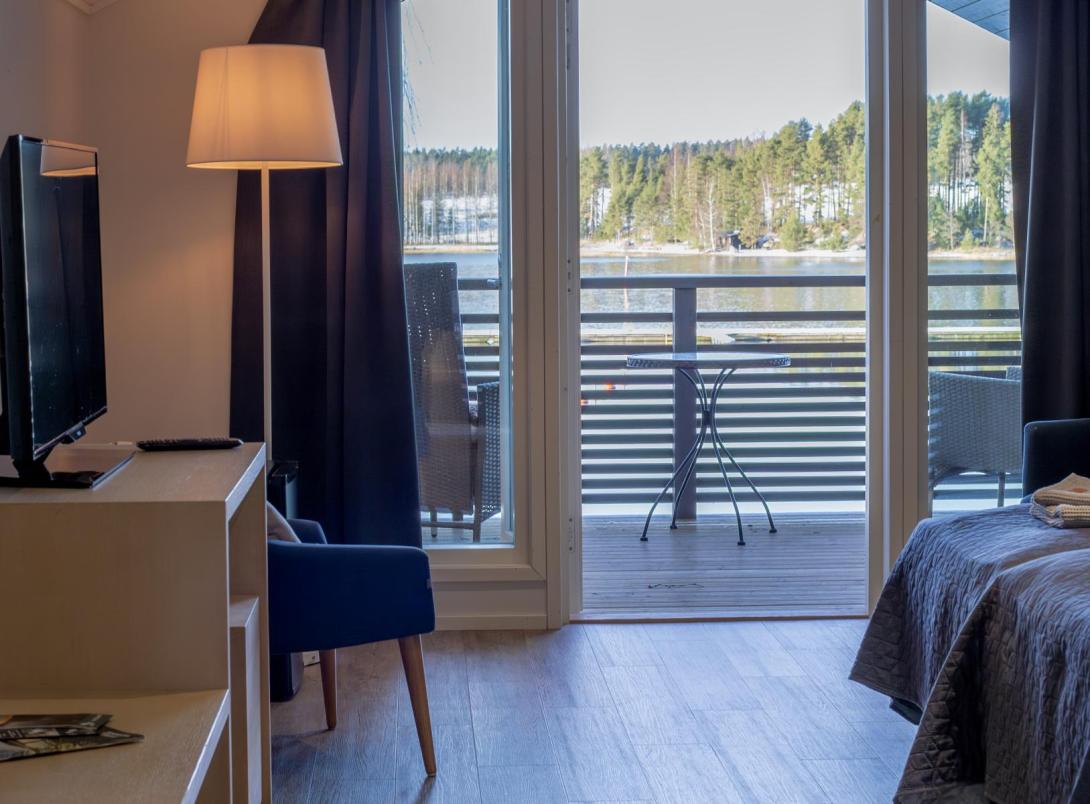 Modernin mökin näkymä terassille