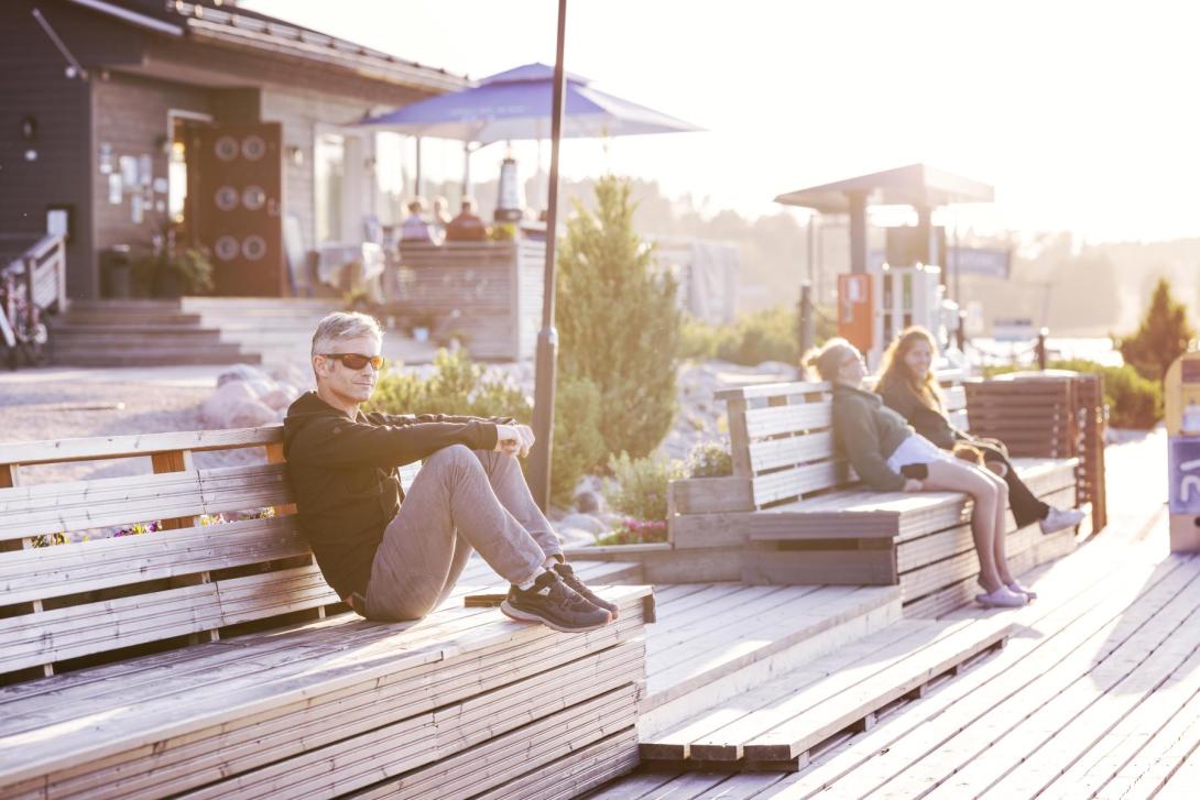 mies istuu satamaravintola Mathildan Marinan portailla Mathildedalissa