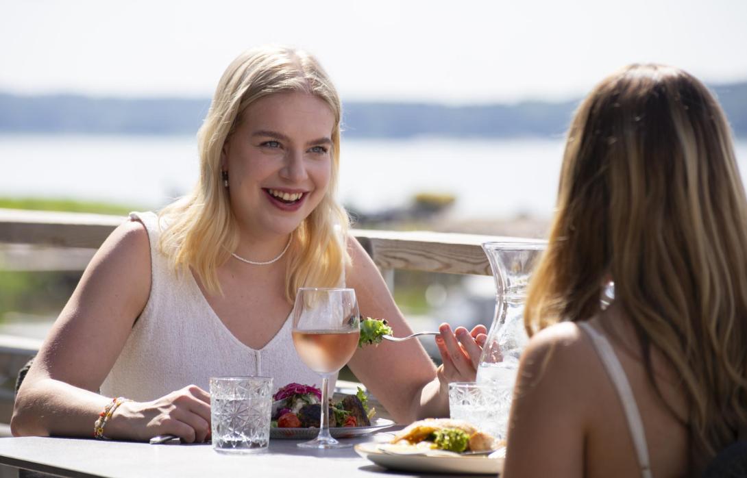 Ravintolan henkilökunta tiskin takana